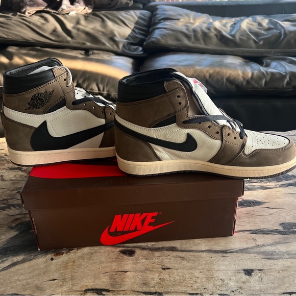 The Air Jordan 1 Mocha High Fragment Design x Travis Scott - Picture 3 of 15